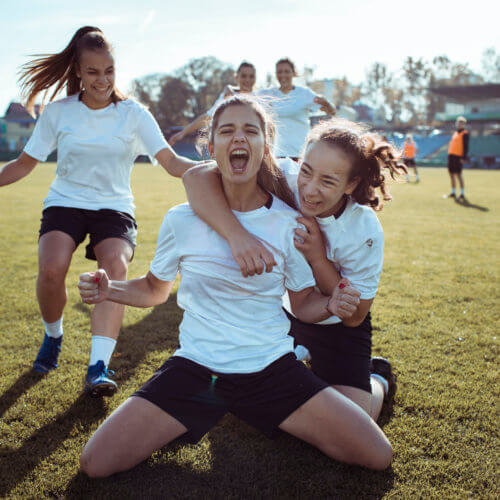 Nahaufnahme einer Frauen-Fußballmannschaft, die ein Tor bejubeln