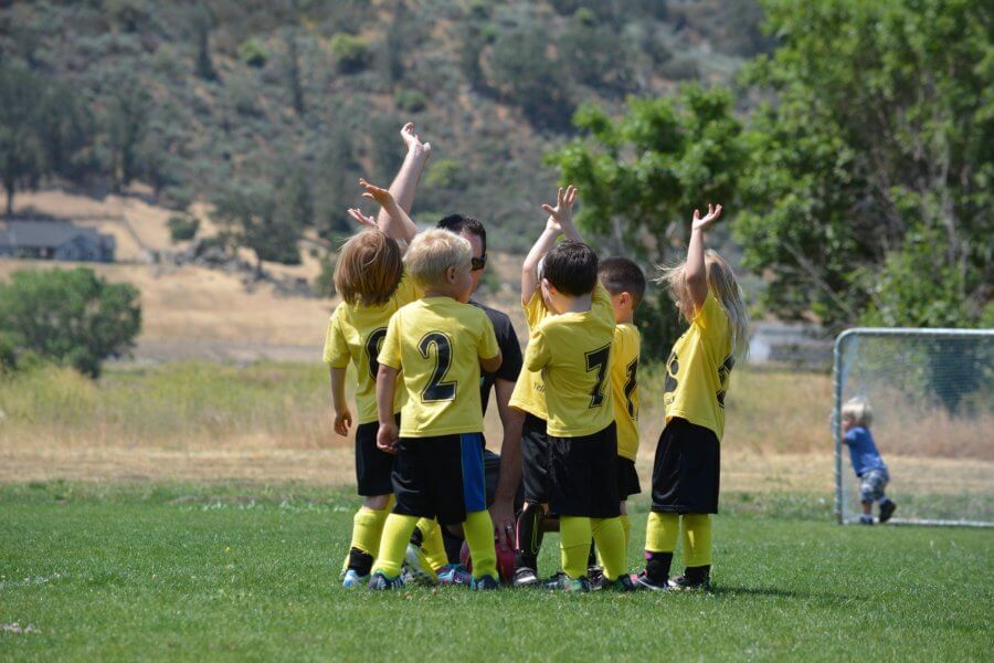 Ein Kinderfußball-Team jubelt